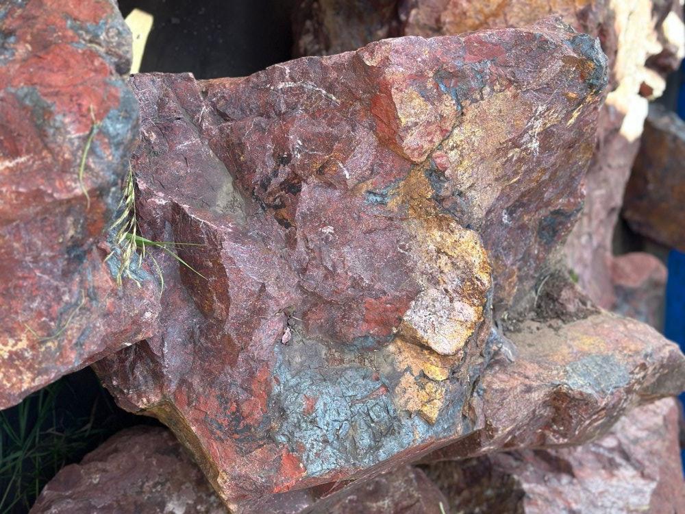 Камни для ландшафтного дизайна красно-фиолетовые 10-60 килограмм купить в Калуге