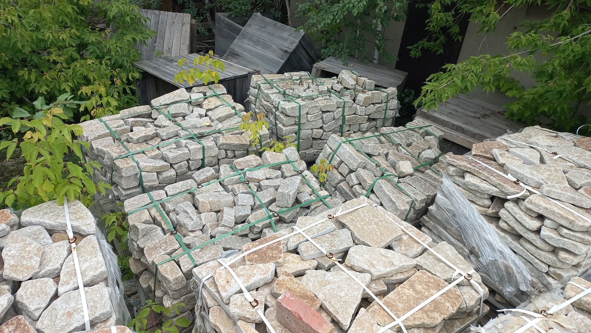 Плитняк галтованный гранитный для ландшафтного дизайна купить в Калуге