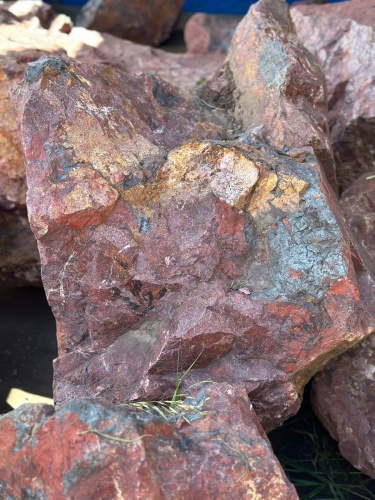 Камни для ландшафтного дизайна красно-фиолетовые 10-60 килограмм купить в Калуге