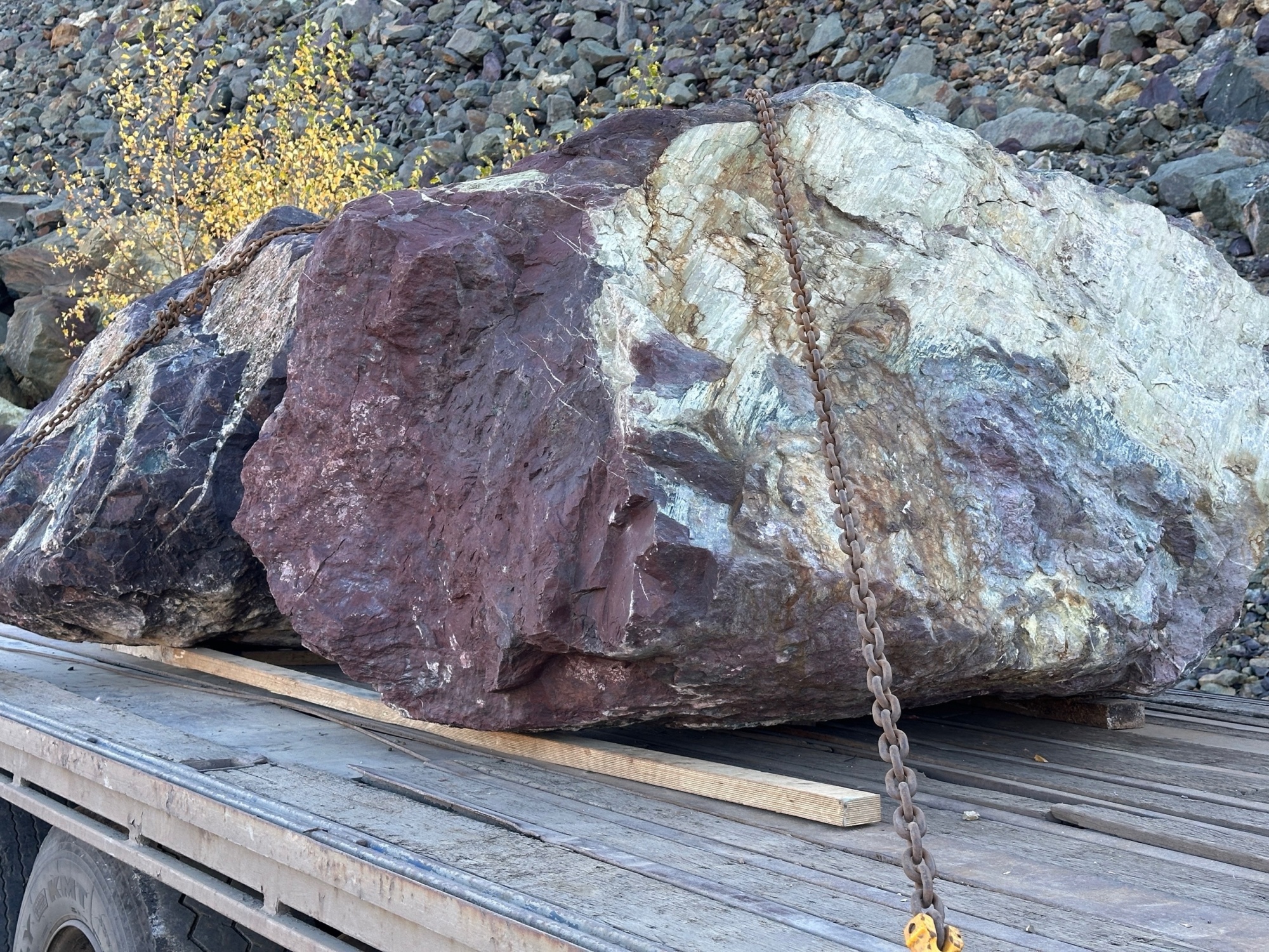 Огромные красно-фиолетовые валуны для ландшафтного дизайна весом более 5 тонн купить в Калуге