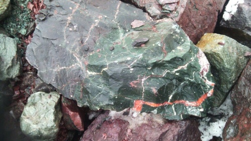 Гигантские зелёные валуны для ландшафтного дизайна весом более 5 тонн купить в Калуге