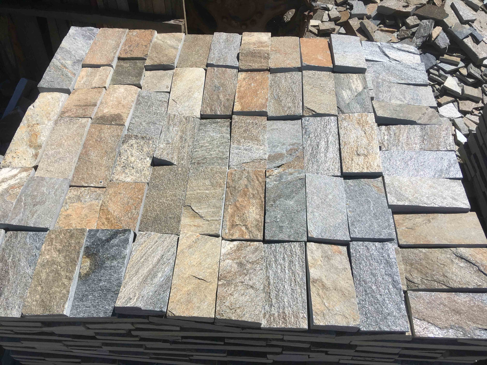 Плитка пилёная златолит Уральский для фасада купить в Калуге