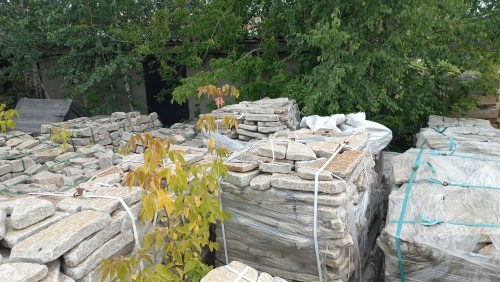 Плитняк галтованный гранитный для ландшафтного дизайна купить в Калуге