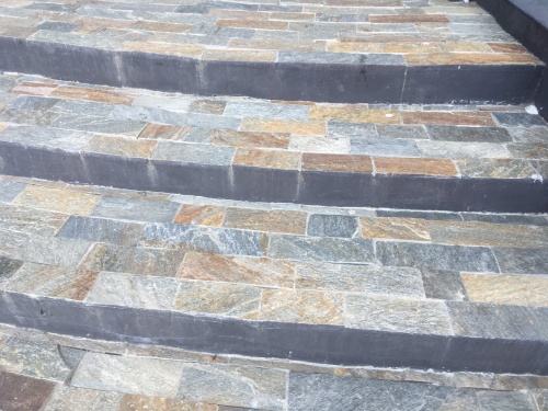 Плитка из Златолита Уральского для лестницы купить в Калуге