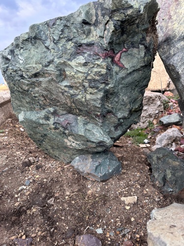 Гигантские зелёные валуны для ландшафтного дизайна весом более 5 тонн купить в Калуге