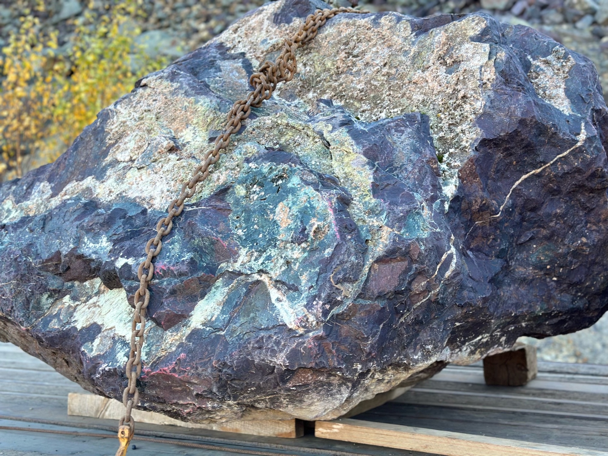 Огромные красно-фиолетовые валуны для ландшафтного дизайна весом более 5 тонн купить в Калуге