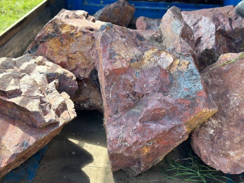 Ландшафтные глыбы красно-фиолетовые 200-1000 килограмм купить в Калуге