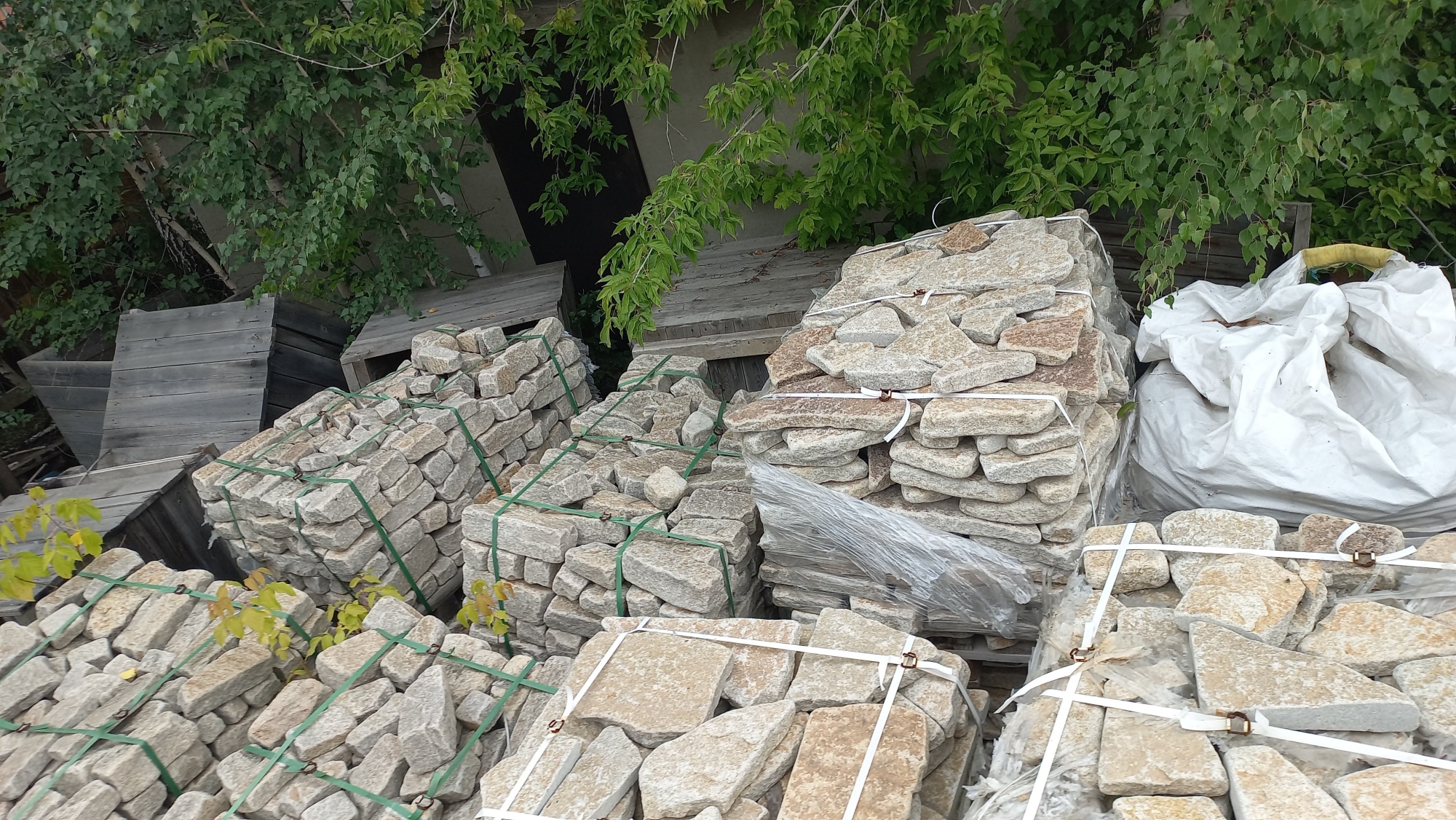 Плитняк гранитный галтованный купить в Калуге