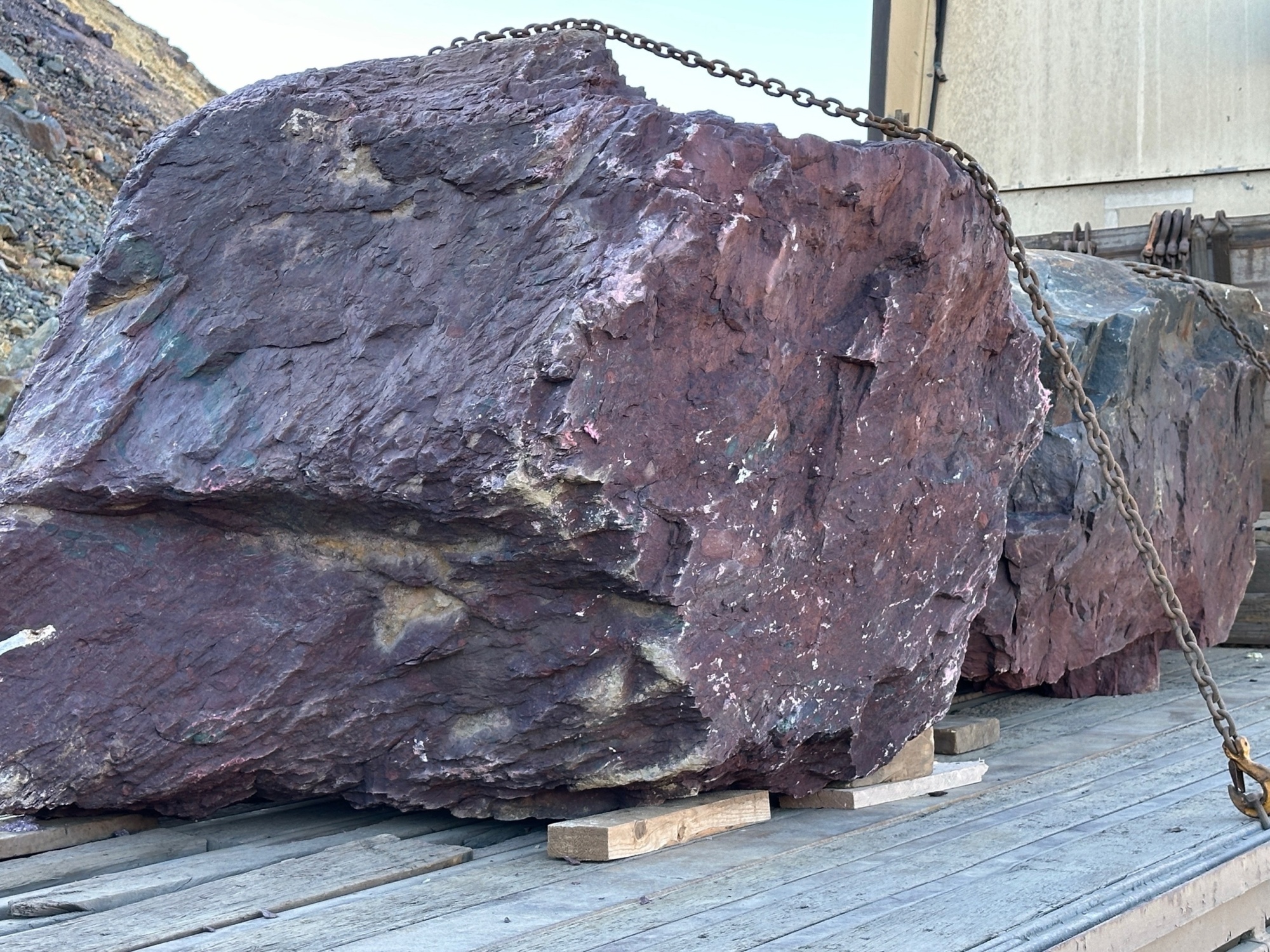 Огромные красно-фиолетовые валуны для ландшафтного дизайна весом более 5 тонн купить в Калуге