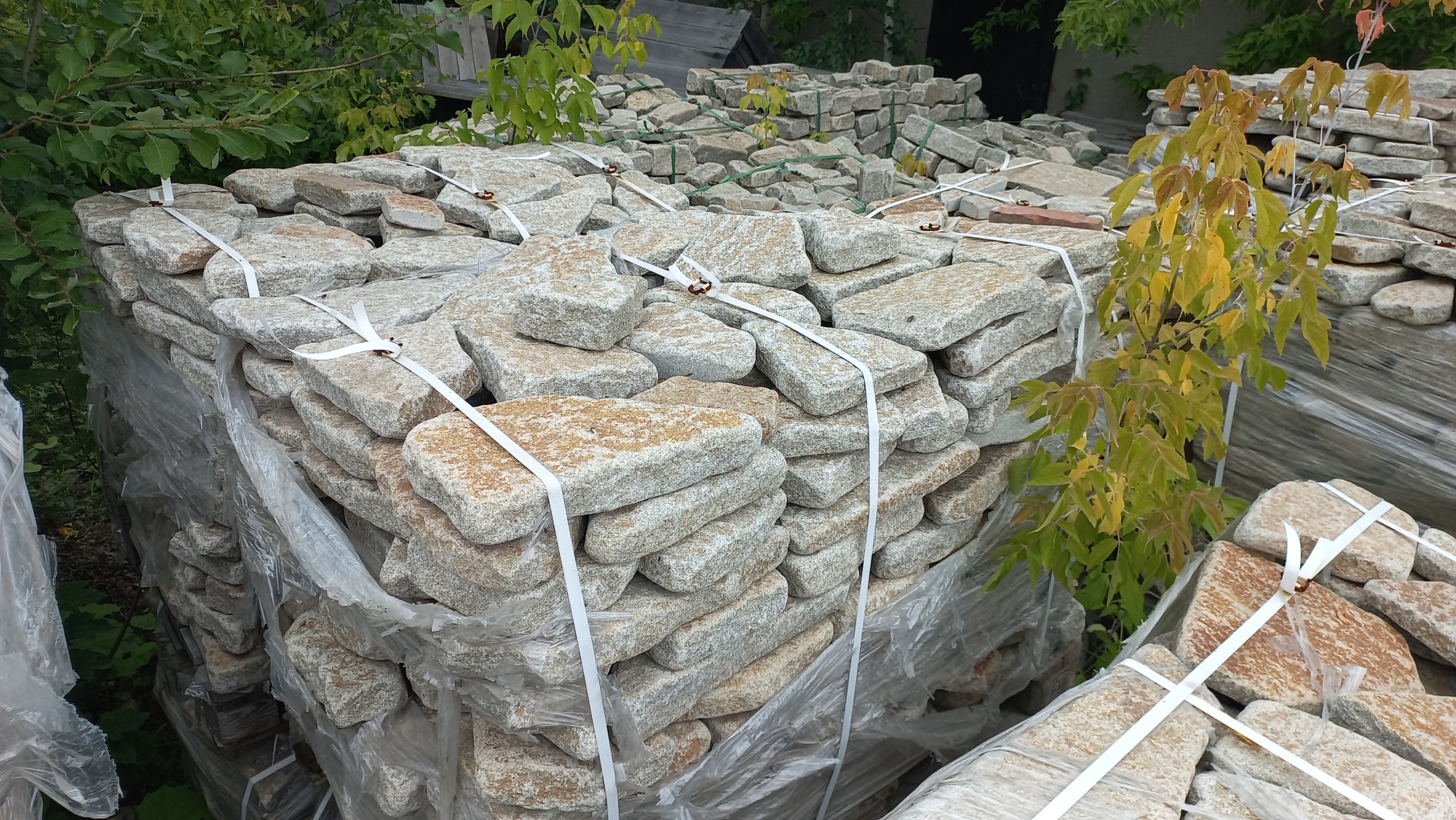 Плитняк галтованный гранитный для ландшафтного дизайна купить в Калуге