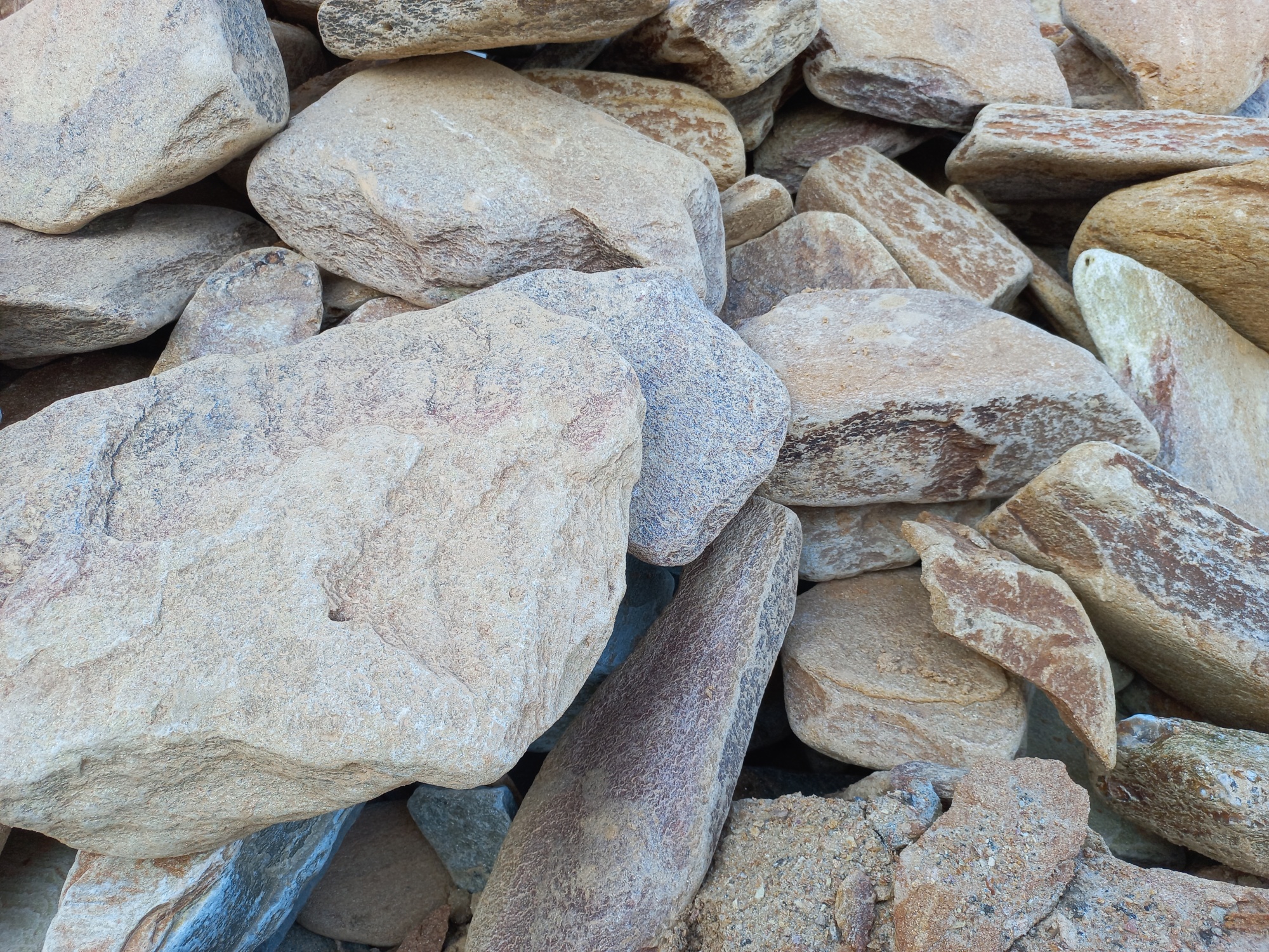 Златолит жёлтый, жёлто-зелёный глыбки и валуны для ланшафтного дизайна купить в Калуге