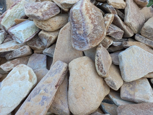 Златолит жёлтый, жёлто-зелёный глыбки и валуны для ланшафтного дизайна купить в Калуге