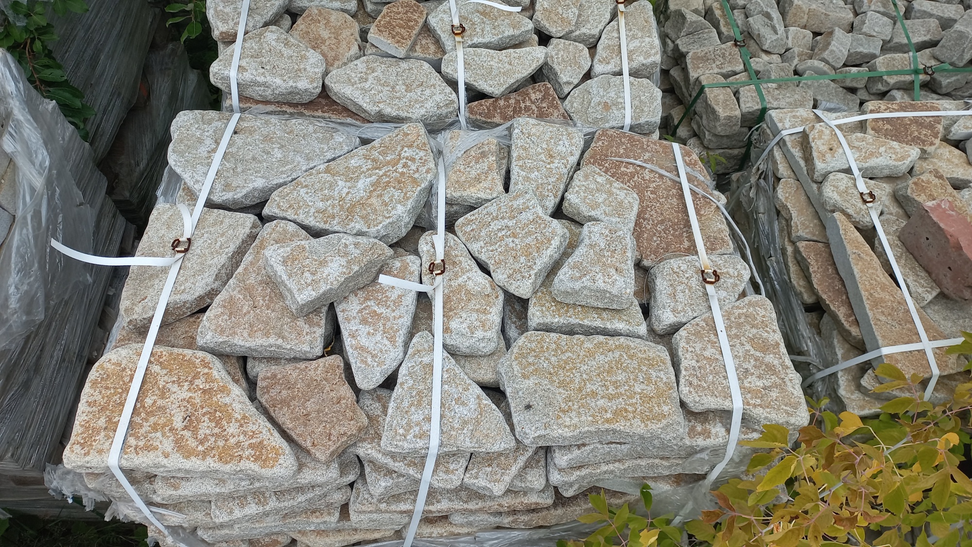 Плитняк галтованный гранитный для ландшафтного дизайна купить в Калуге