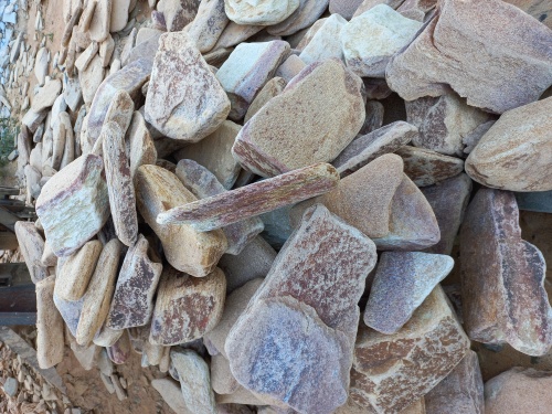 Златолит жёлтый, жёлто-зелёный глыбки и валуны для ланшафтного дизайна купить в Калуге