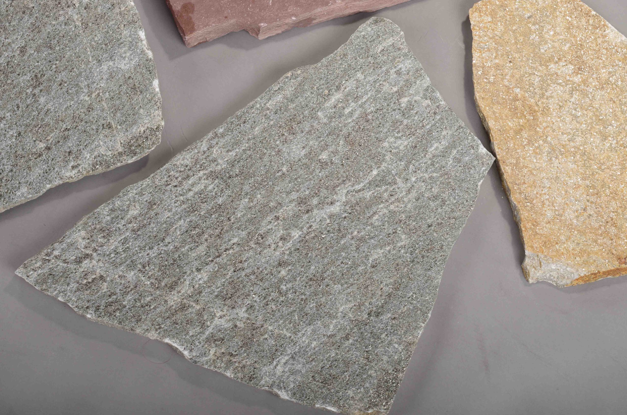 Плитняк златолит Уральский для цоколя, отмостки купить в Калуге